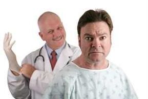 Лекарят провежда дигитален преглед на простатата на пациента, преди да предпише лечение на простатит